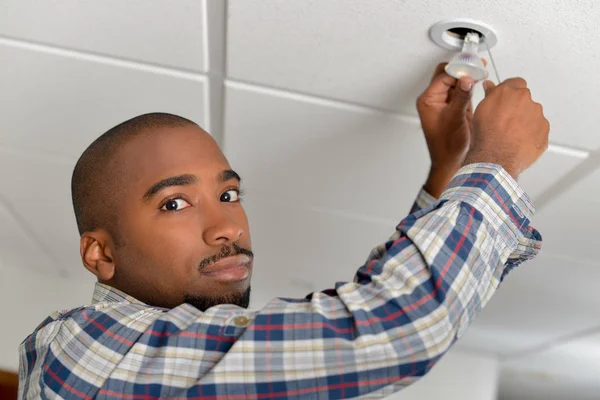 Replacing a light bulb — Stock Photo, Image