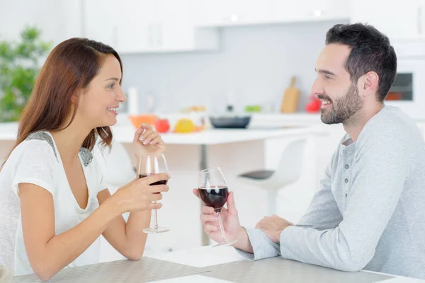 Casal feliz olhando um para o outro — Fotografia de Stock