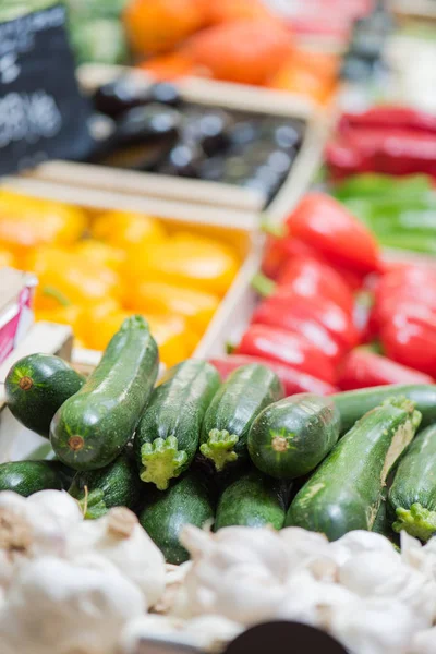Färska grönsaker i snabbköpet — Stockfoto