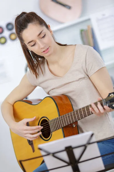 Playing the guitar and recreation — Stock Photo, Image