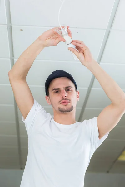 Man fitting bulb and man — Stock Photo, Image