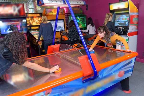 Kobieta gra air hockey — Zdjęcie stockowe