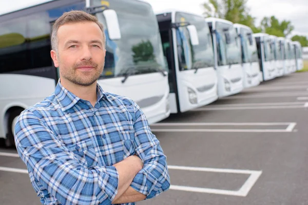 Uomo nel terminal degli autobus — Foto Stock