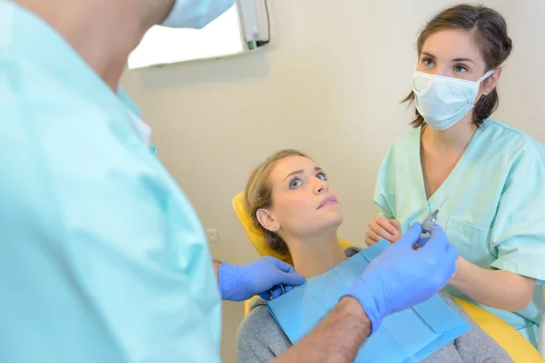 歯医者で怖がっている恐怖の女性の肖像画 — ストック写真