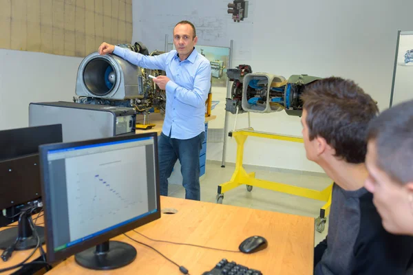 Estudantes em computador olhando para professor com modelo — Fotografia de Stock