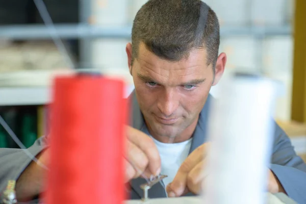 Textil weaver på jobbet — Stockfoto