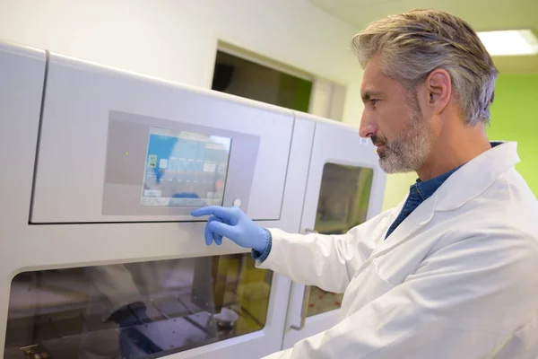 Máquina de programación de técnico médico masculino —  Fotos de Stock