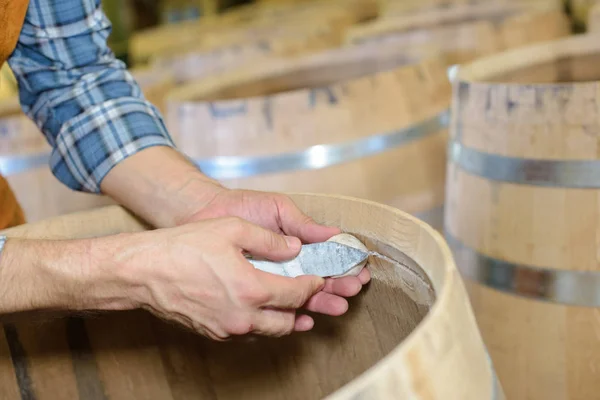 Putting the label and barrel — Stock Photo, Image
