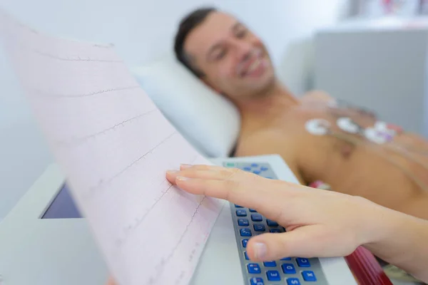 Patient an Herzmonitor angeschlossen — Stockfoto