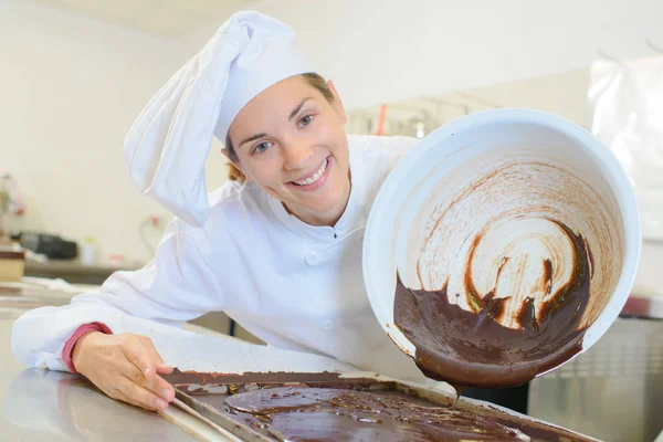 Наливая шоколад для выпечки — стоковое фото