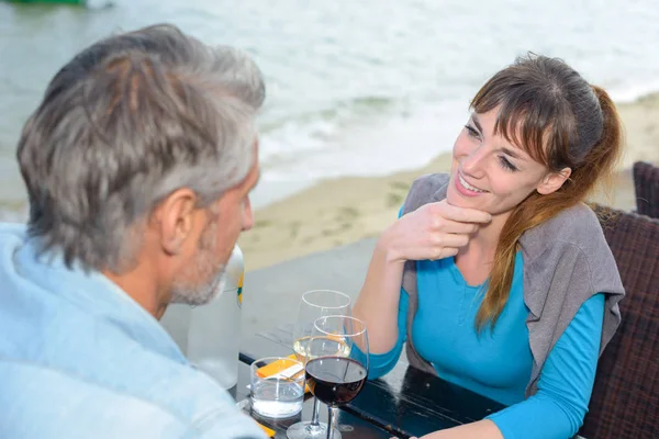 Pareja mirando cariñosamente a través de la mesa de café — Foto de Stock