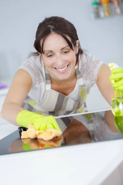 Mulher lavar cozinha com luvas verdes — Fotografia de Stock