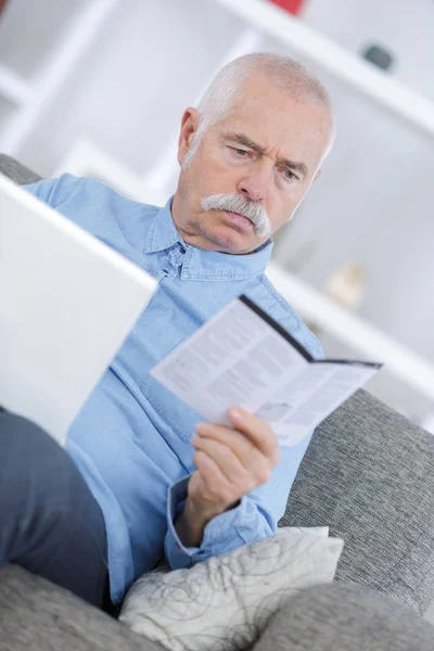 Alter Mann arbeitet zu Hause mit Laptop — Stockfoto