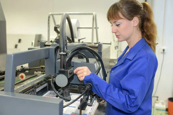 Drukpers arbeider en werk — Stockfoto