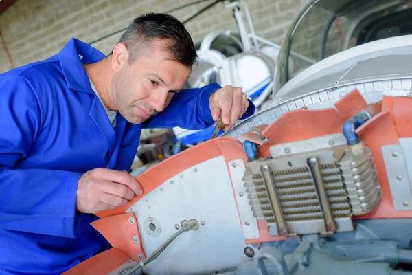 Überprüfung des Flugzeugtriebwerks und Reparatur — Stockfoto