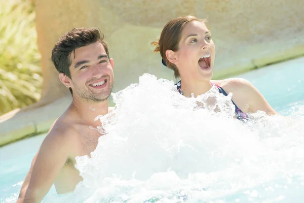 Pareja usando un jacuzzi —  Fotos de Stock