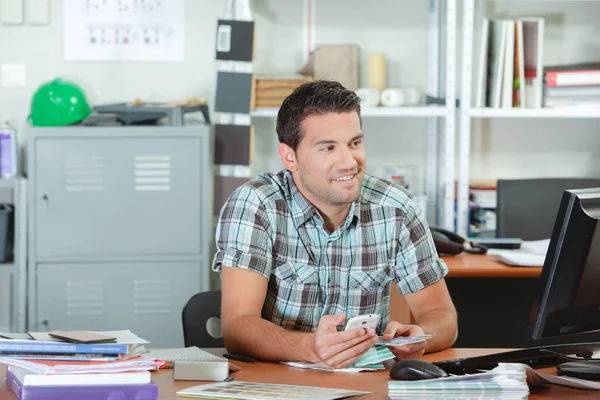 Verzenden van een SMS-bericht — Stockfoto