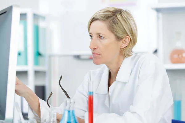 Hermosa trabajadora de laboratorio analizando pruebas — Foto de Stock