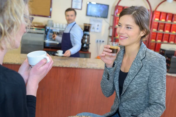 Zwei Damen im Café — Stockfoto