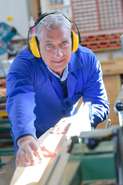 Retrato de carpinteiro sênior feliz — Fotografia de Stock