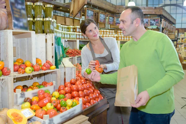 Man tomaten in winkel kiezen — Stockfoto