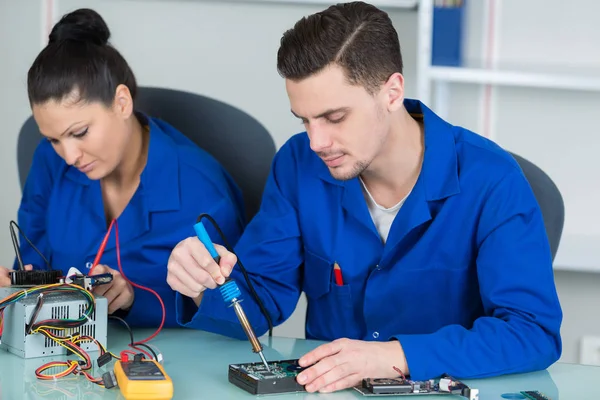 Студенты в компьютерных классах по ремонту оборудования — стоковое фото