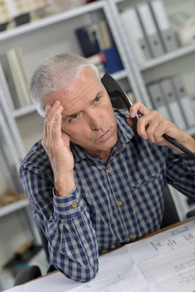 Trabajador de oficina senior estresado — Foto de Stock