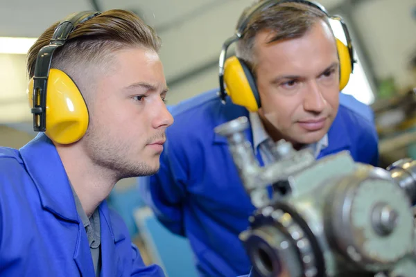 Industrial machinery mechanic and maintain — Stock Photo, Image