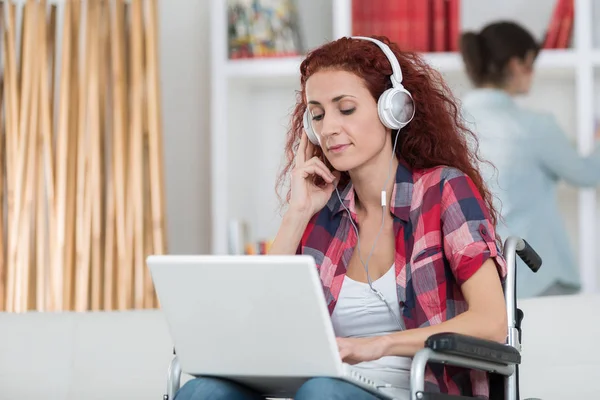 Behinderte glückliche Frau genießt Musik — Stockfoto