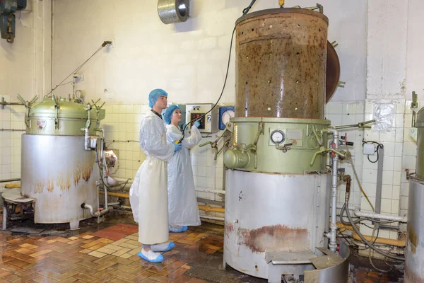 Operai di fabbrica che svuotano la vasca di pressione — Foto Stock