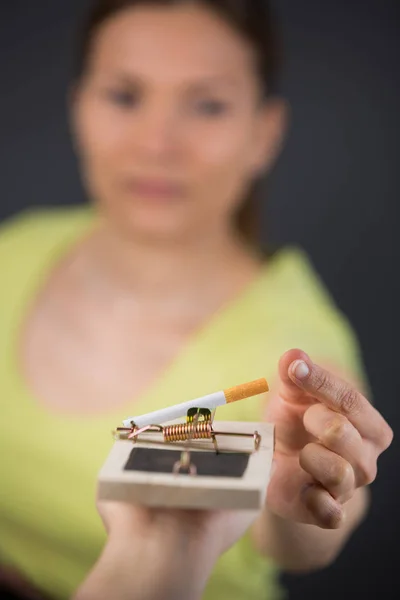 Att nå för cigarett i en råttfälla — Stockfoto