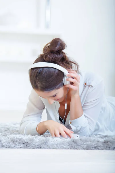 Dziewczyna słuchanie muzyki za pomocą zestawu słuchawkowego — Zdjęcie stockowe