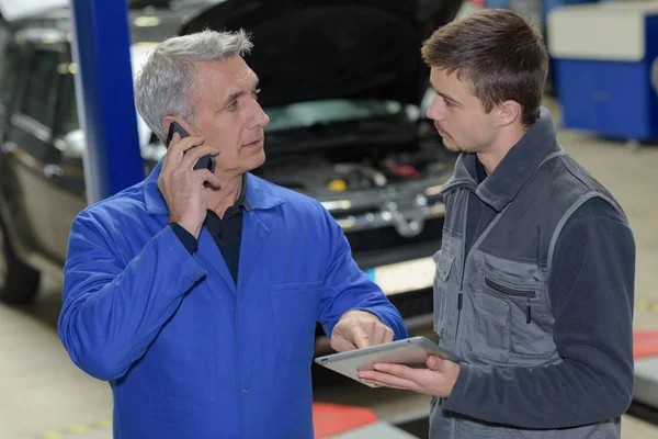 Preguntando al supervisor y al trabajo —  Fotos de Stock