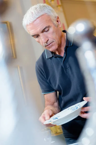 Man looking at plate — Stock Photo, Image