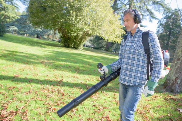 Uomo che usando il ventilatore del foglio — Foto Stock