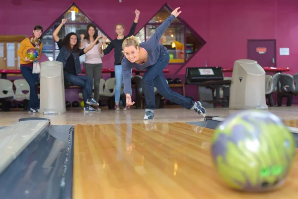 Goed opvallend positie en Bowlen — Stockfoto