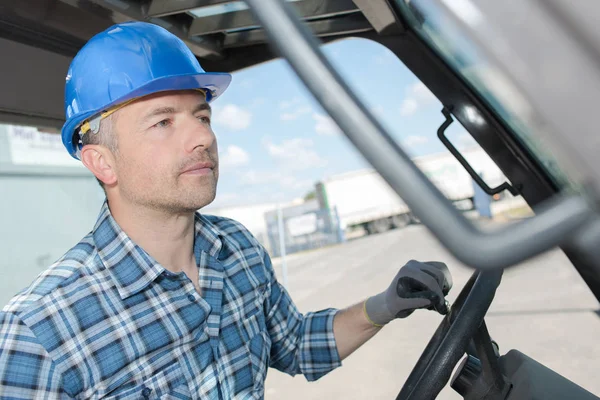 Close-up van Heftruck chauffeur — Stockfoto