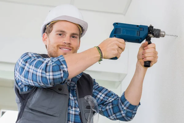 Handwerker bohren auf Baustelle — Stockfoto