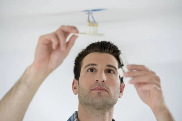 Faretto montaggio uomo nel soffitto — Foto Stock