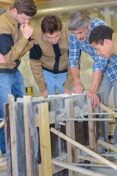 Handwerksklasse und gutaussehend — Stockfoto