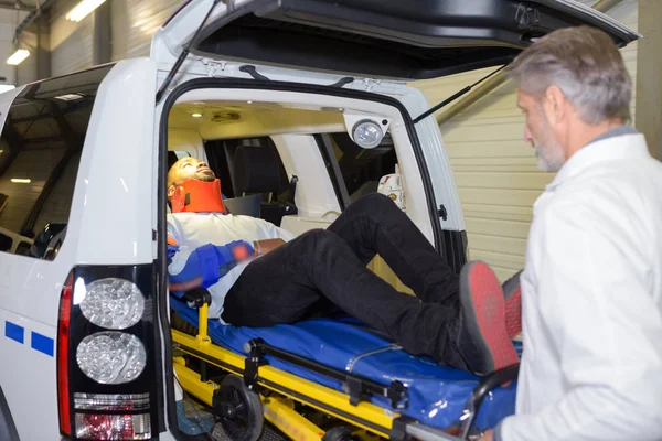 Paramedici in soccorso — Foto Stock
