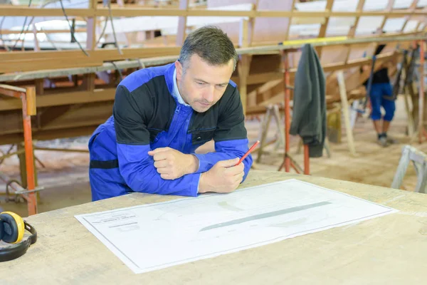 Timmerman studeren plannen en timmerman — Stockfoto