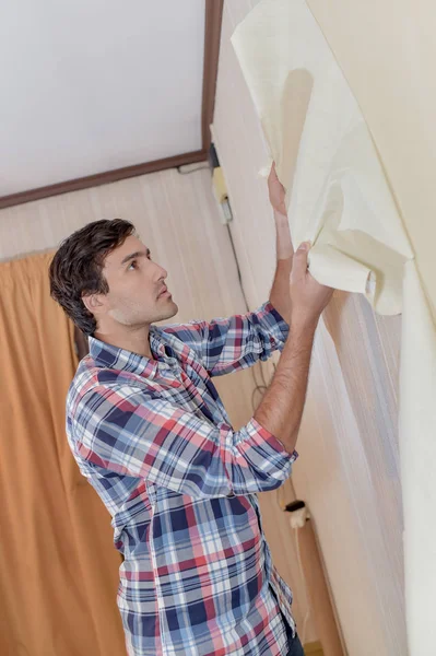 Verwijderen van oude behang en appartement — Stockfoto