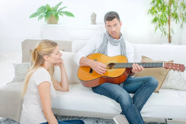 Tentando impressionar sua namorada tocando guitarra — Fotografia de Stock