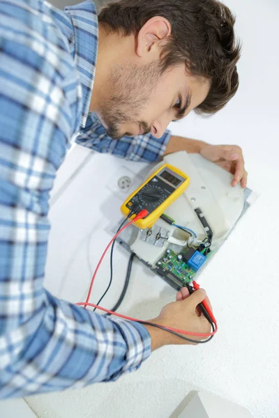 Comerciante arreglar problema eléctrico con secador de manos — Foto de Stock