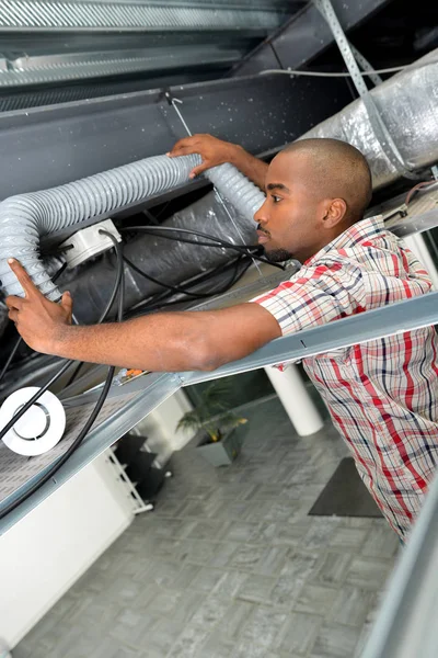 Hombre instalación de manguera flexible — Foto de Stock