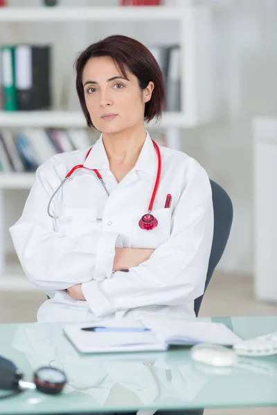 Retrato de jovem médica em seu escritório — Fotografia de Stock