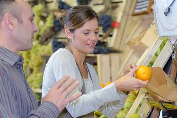 Leverancier met een gewicht van een sinaasappel — Stockfoto