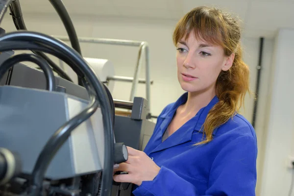 Mujer inspeccionando máquina y mujer — Foto de Stock