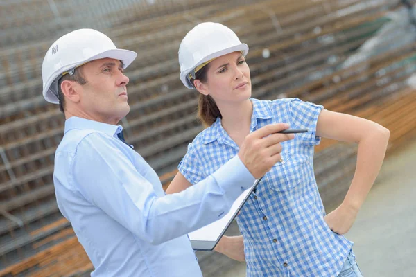 Voorbereiding van de zending en de man — Stockfoto